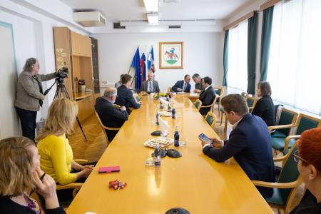 MINISTER VRTOVEC PODPIS POGODBE PIVKA 19.4.2022 - Valter Leban-8538